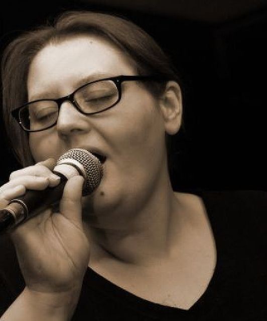 Karaoke - Hübsche Sängerin sucht Mann!